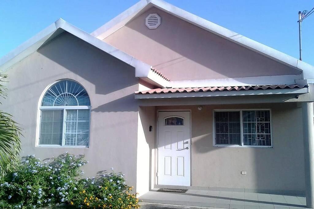 Comfortable Strategic Lodging Quarters Spanish Town Ngoại thất bức ảnh