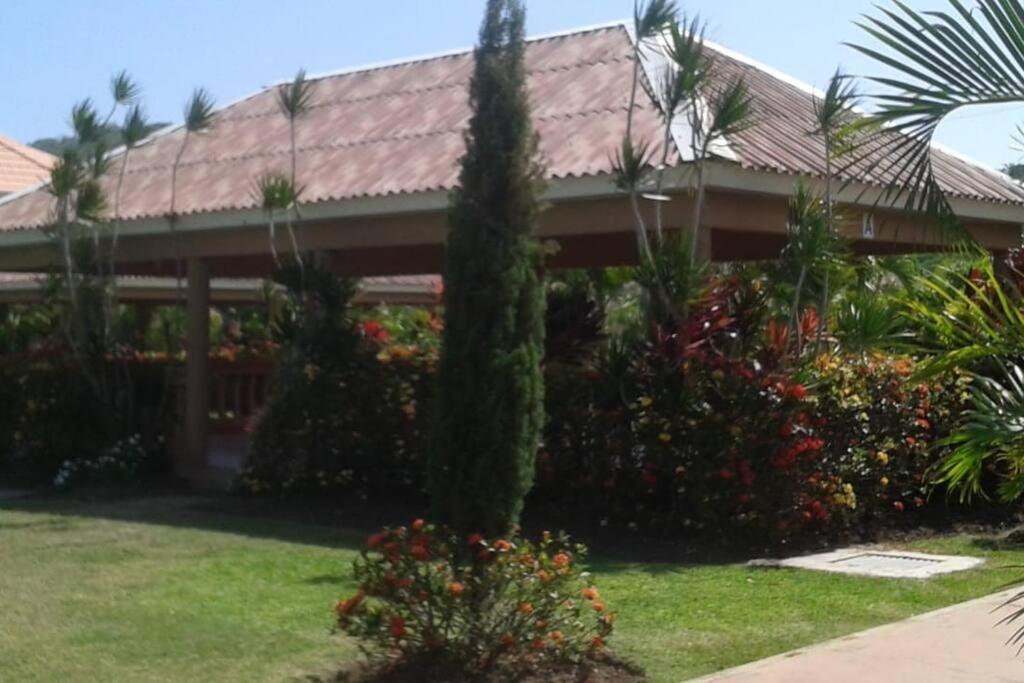 Comfortable Strategic Lodging Quarters Spanish Town Ngoại thất bức ảnh