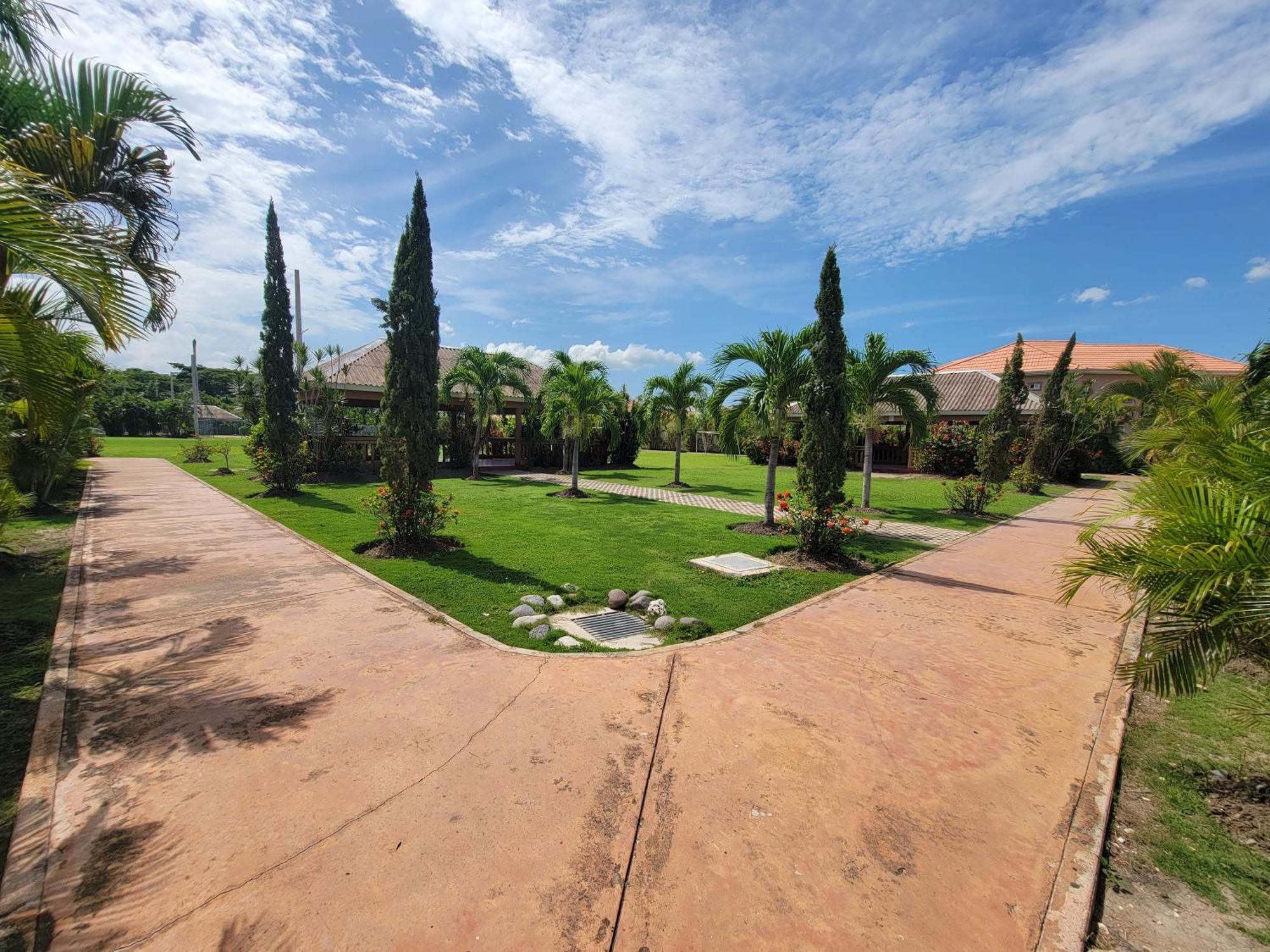 Comfortable Strategic Lodging Quarters Spanish Town Ngoại thất bức ảnh