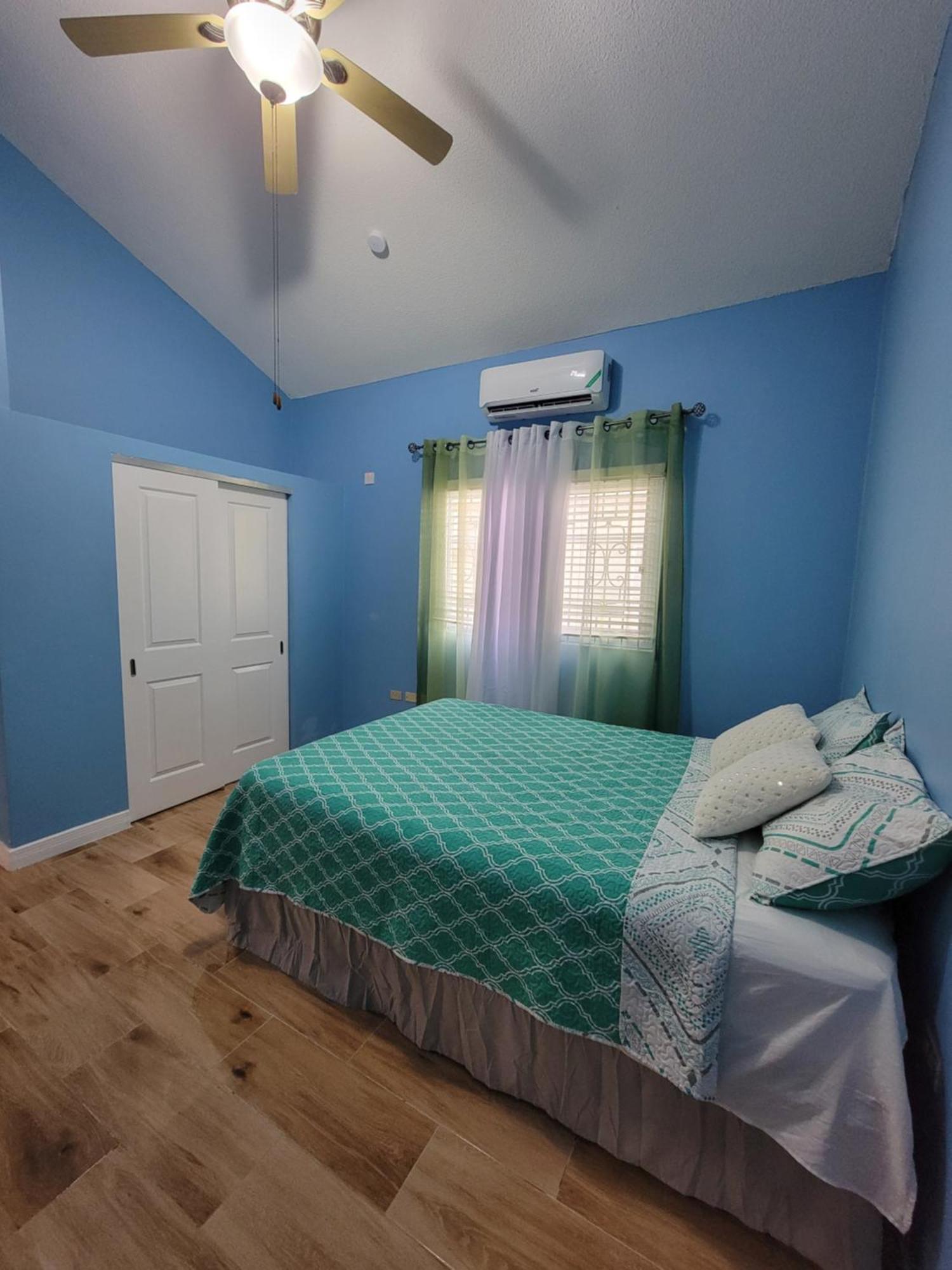 Comfortable Strategic Lodging Quarters Spanish Town Ngoại thất bức ảnh