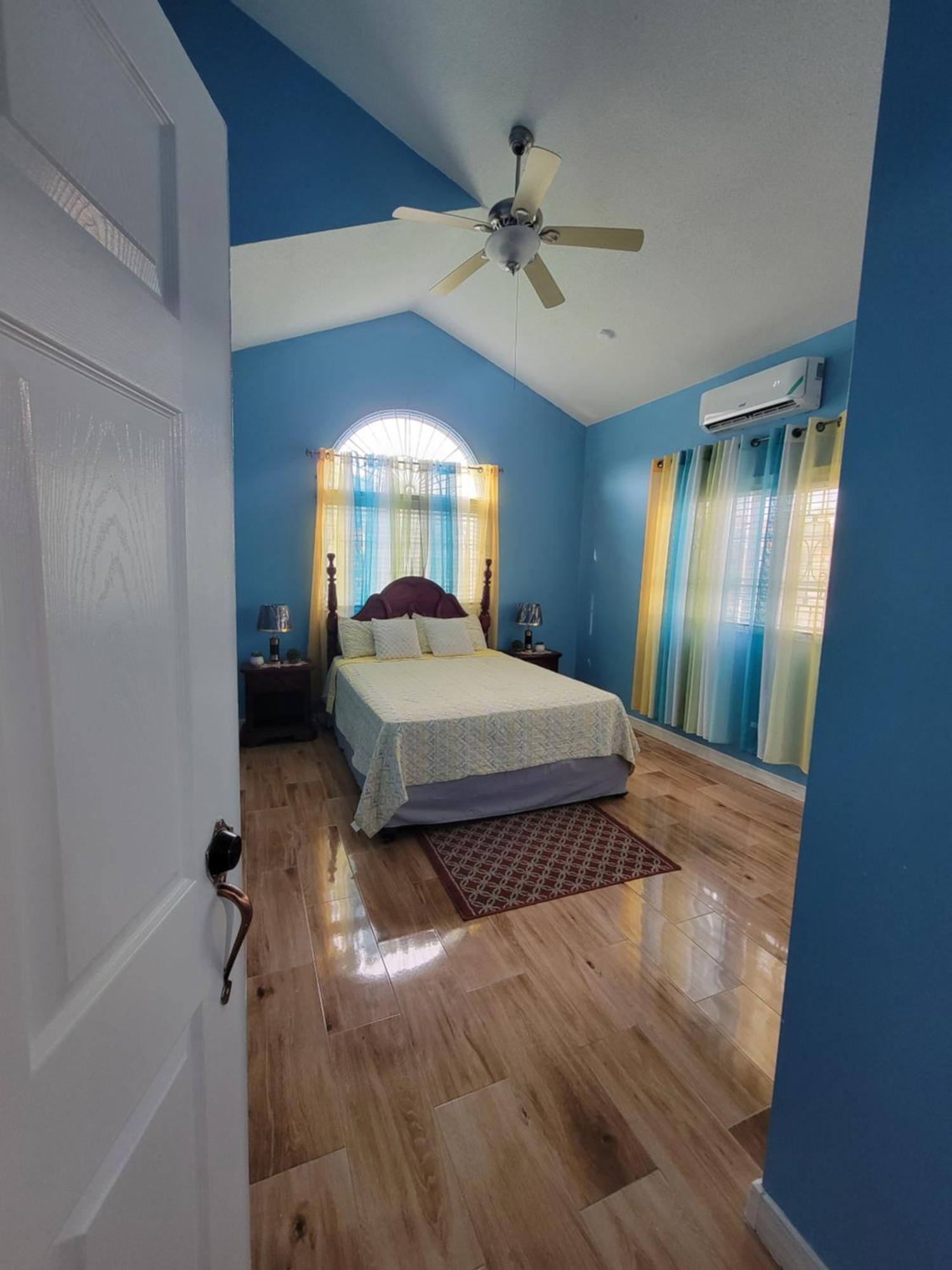 Comfortable Strategic Lodging Quarters Spanish Town Ngoại thất bức ảnh